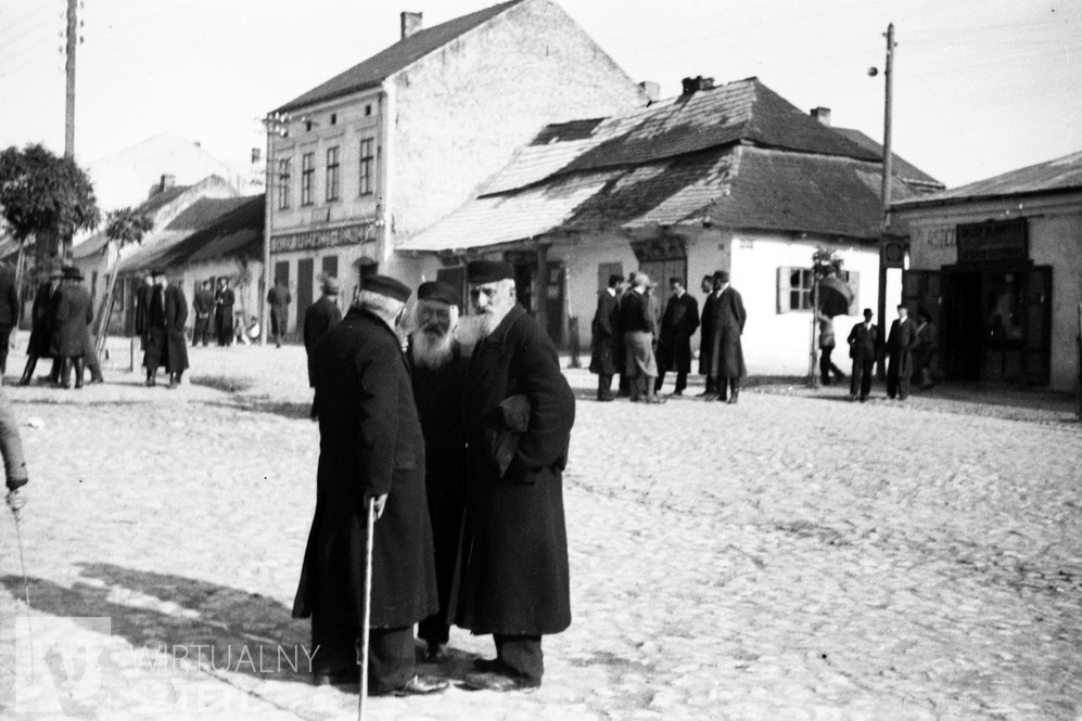 Żydowscy kupcy zboża podczas rozmowy na rynku w Słomnikach (lata 1918 - 1933), źródło: Narodowe Archiwum Cyfrowe